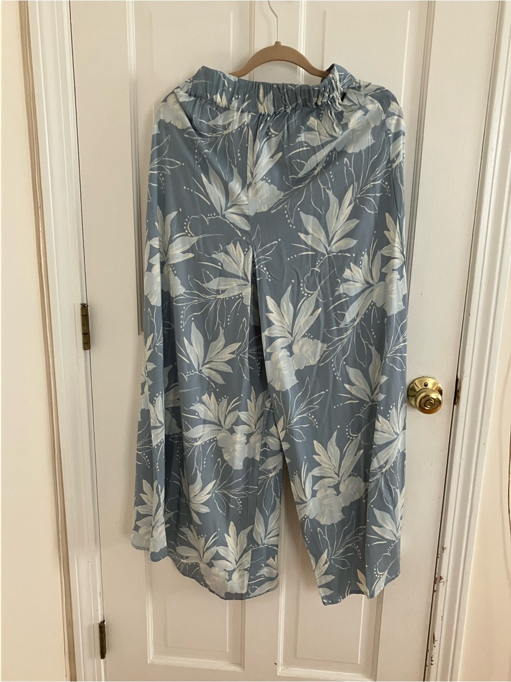 O'Neill Women's Wide Leg ( with slits in legs) Hawaiian Print pants